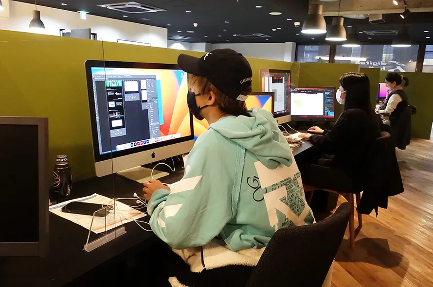 Webデザインに取り組む北村さん
